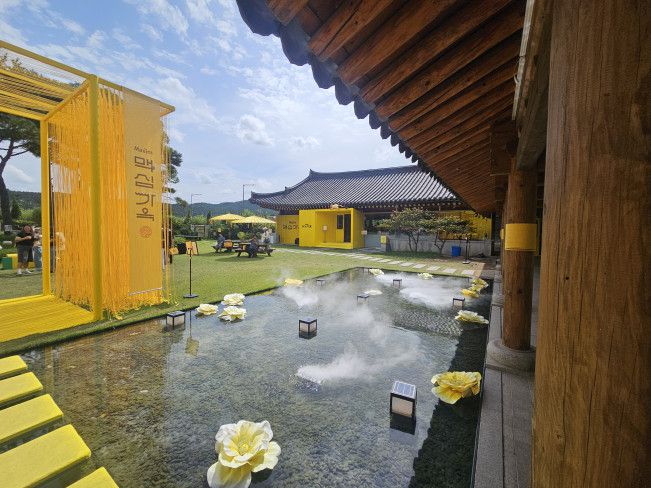 19일 경주 맥심가옥 내부 포토존과 가배뜰, 맛있당 건물이 보이고 있다.