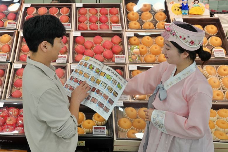 서울시 중구에 위치한 롯데마트 제타플렉스 서울역점에서 선물세트를 홍보하고 있는 모습. 롯데마트·슈퍼는 오는 9월 27일(토)부터 10월 6일(월)까지 전 점에서 추석 선물세트 본 판매를 진행한다.