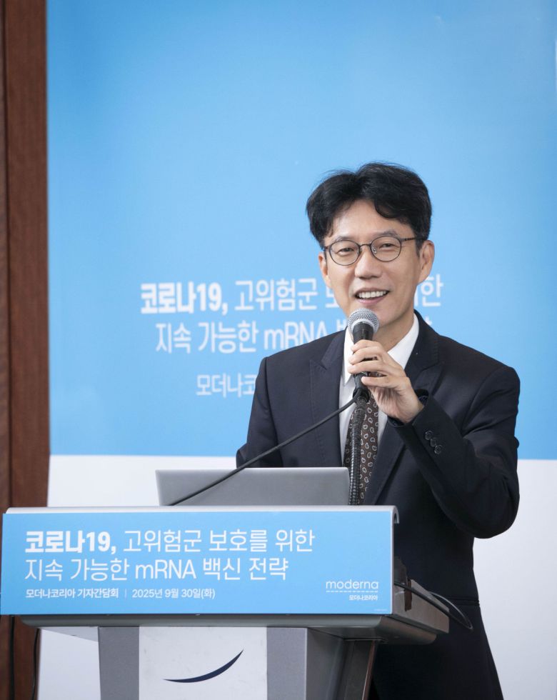 김상표 모더나코리아 대표가 30일 서울 강남구 노보텔 엠베서더 호텔에서 ‘코로나19, 고위험군 보호를 위한 지속 가능한 mRNA 백신 전략’ 기자간담회를 열고 발표를 진행 중이다.