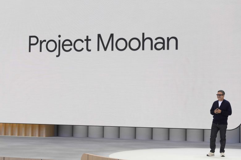 샤람 이자디 구글 XR 플랫폼&제품 담당 부사장이 20일(현지시간) 미국 캘리포니아주 마운티뷰에서 열린 자사 연례 개발자 콘퍼런스 ‘구글 I/O 2025’에서 삼성전자와 협업 중인 안드로이드 XR 헤드셋 프로젝트 ‘무한’을 소개하고 있다. 구글은 이날 삼성 등과 헤드셋에 이어 스마트안경도 함께 개발한다고 밝혔다. 마운틴뷰(미국)/AP연합뉴스