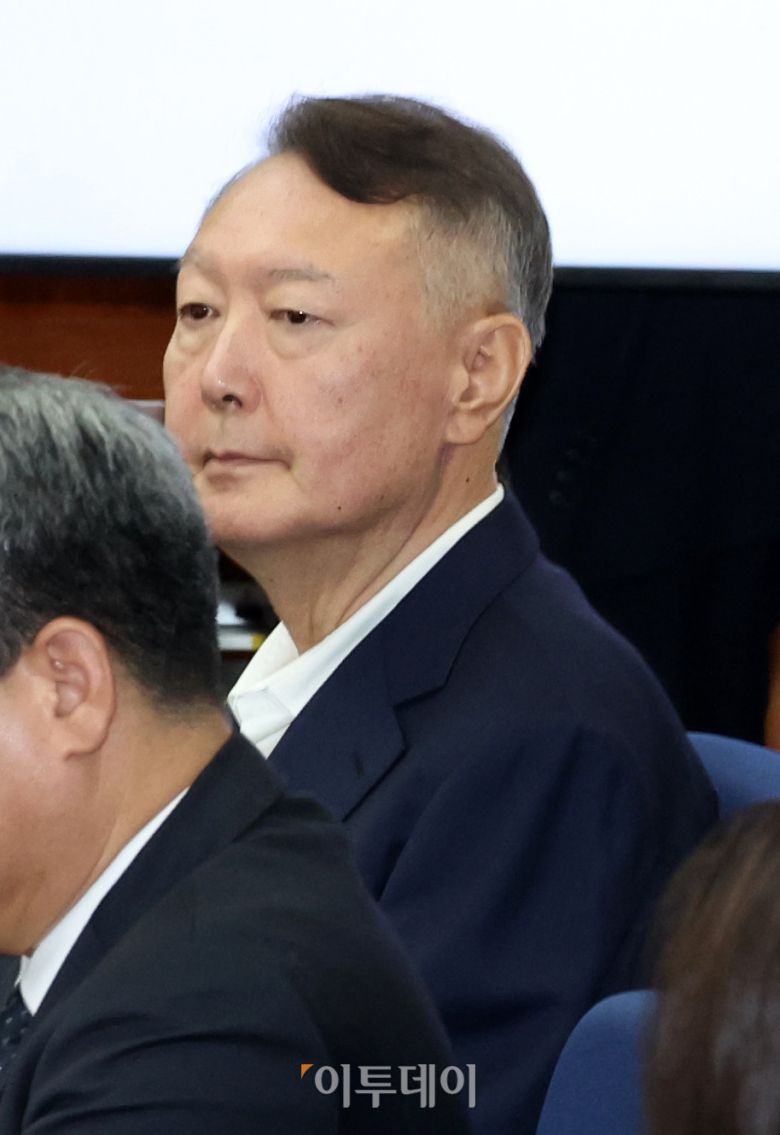 윤석열 전 대통령이 26일 서울 서초구 서울중앙지법에서 열린 특수공무집행방해, 직권남용 권리행사방해 등 혐의 사건 첫 공판에 출석하고 있다. 형사 법정에서 윤 전 대통령의 모습이 공개된 것은 지난 4월 내란 사건 재판 이후 약 5개월 만이다. 고이란 기자 photoeran@