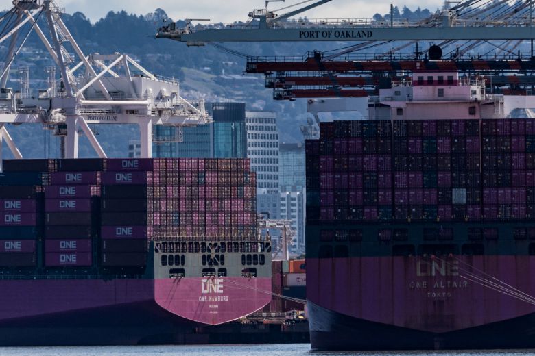 미국 캘리포니아주 오클랜드 항구에서 선적 컨터에너로 가득 찬 화물선이 보인다.