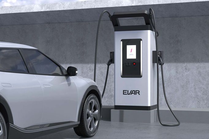 판교테크노밸리 내 설치된 EVAR 전기차 충전기가 주차된 전기차와 케이블로 연결되어 충전하는 과정을 보여준다.