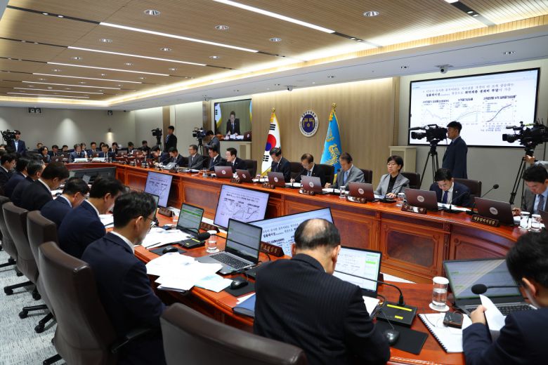 이재명 대통령이 30일 서울 용산 대통령실 청사에서 열린 제44회 국무회의에서 발언하고 있다. (대통령실통신사진기자단)