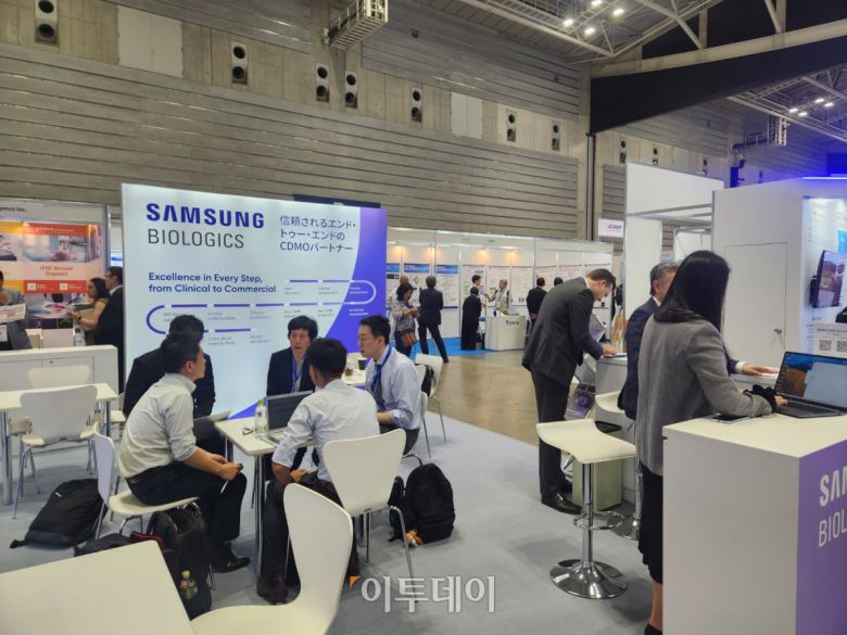 '바이오 재팬 2025'에 참가한 삼성바이오로직스의 부스.