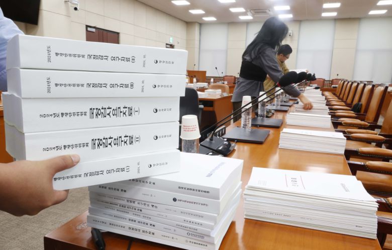 2024년 정기국회 국정감사를 하루 앞둔 6일 오후 서울 여의도 국회 행정안전위원회 회의실에서 행안위 직원들이 국정감사 요구자료를 의원들 자리에 놓고 있다. 2024.10.06.