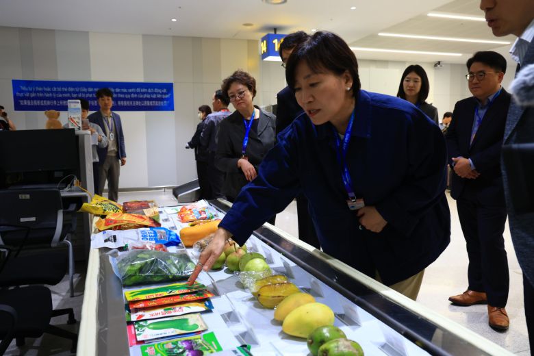 송미령 농림축산식품부 장관이 9일 인천국제공항을 찾아 해외 가축 전염병과 식물 병해충 유입을 막기 위한 국경검역 현장을 점검하고 있다.