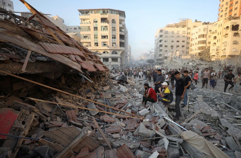 7일(현지시간) 가자지구 북부에 있는 가자시티에서 이스라엘의 공습으로 무너진 건물을 팔레스타인들이 살펴보고 있다.
