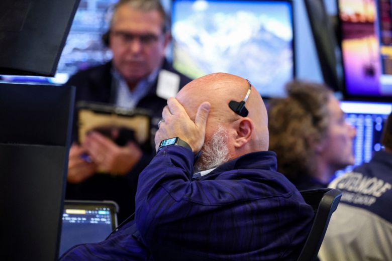 뉴욕증권거래소(NYSE)에서 2일(현지시간) 트레이더가 얼굴을 감싸고 있다. 뉴욕/로이터연합뉴스