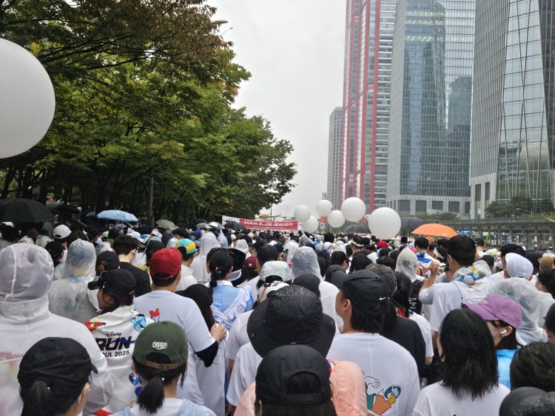 11일 오전 서울 여의도에서 열린 ‘디즈니런 서울 2025’에 구름 떼 인파가 몰려 있다.