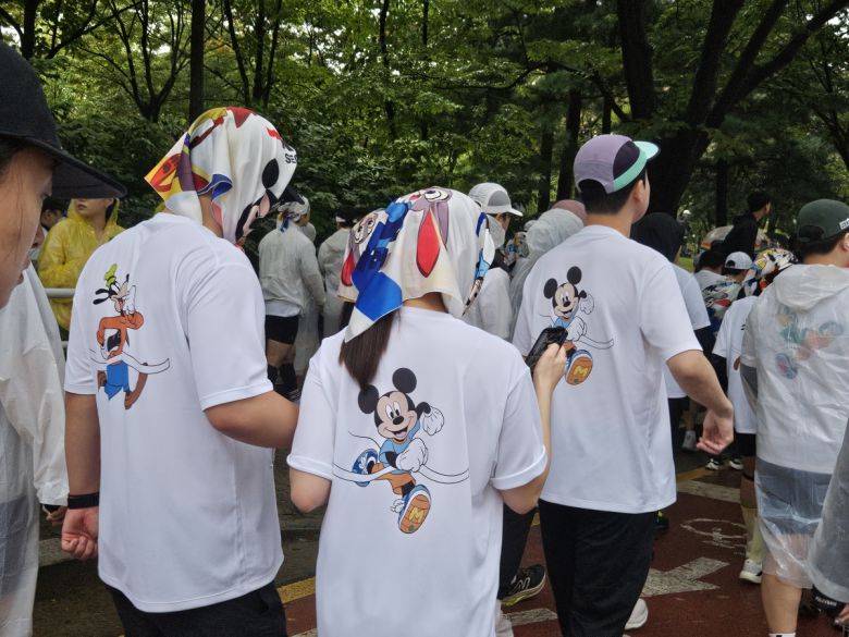 11일 오전 서울 여의도에서 열린 ‘디즈니런 서울 2025’ 참가자들이 유니클로가 제작한 유니폼을 입고 러닝 채비를 하고 있다.