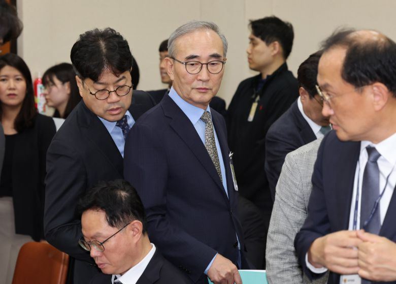 김영섭 KT 대표이사가 14일 오후 서울 여의도 국회에서 열린 정무위원회 국정감사에 증인으로 출석하고 있다.