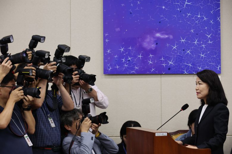 이진숙 전 방송통신위원장이 14일 서울 여의도 국회에서 열린 과학기술정보방송통신위원회 국정감사에 증인으로 출석해 의원 질의에 답하고 있다.