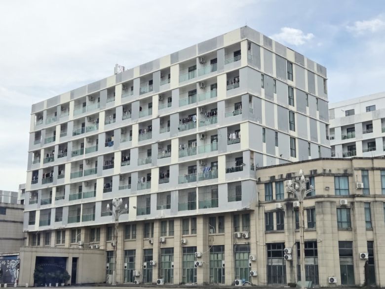 14일(현지시간) 오후 캄보디아 시하누크빌에 있는 범죄 단지로 추정되는 건물 모습.