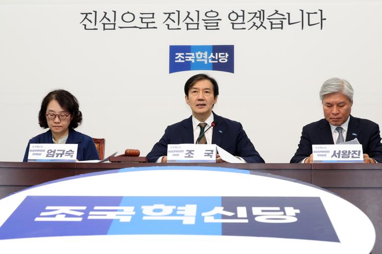 조국 조국혁신당 비상대책위원장이 9일 서울 여의도 국회에서 비대위 기자간담회를 하고 있다.