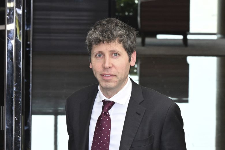 샘 올트먼 오픈AI 최고경영자(CEO)가 1일 서울 강서구 김포공항 비즈니스항공센터를 통해 입국하고 있다.