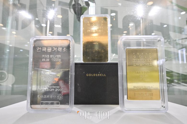 글로벌 경제 불확실성 속 금·은 가격이 연일 최고치를 경신하며 시장의 품귀 현상도 심해지고 있다. 금융권에 따르면 한국금거래소는 국민·우리·신한·농협은행에 20일∼내년 1월1일까지 실버바 공급을 중단한다고 통보했다. 이에 따라 이들 시중은행은 이번 주 중으로 실버바 판매를 중단할 예정이다. 국제 은값은 뉴욕상품거래소(COMEX)에서 17일(현지시간) 12월 인도분 은 선물가격은 트라이온스당 장중 역대 최고가인 53.77달러까지 상승했다가 50.10달러 마감했다. 12월 인도분 금 선물은 같은 날 온스당 4213.30달러에 마감했다. 국제 금값은 최근 4300달러선을 돌파한 뒤 고공행진 중이다. 이날 서울 종로구 한국금거래소에 골드바와 실버바가 진열되어 있다. 조현호 기자 hyunho@