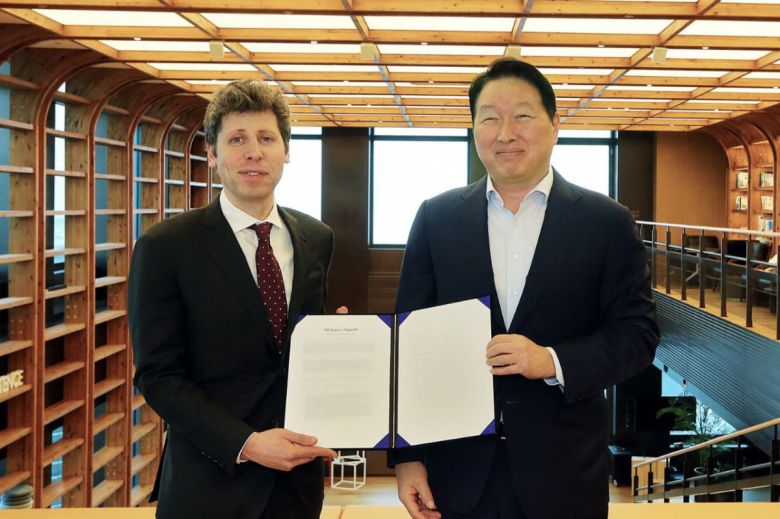 최태원 SK그룹 회장과 샘 올트먼 오픈AI 최고경영자(CEO)가 1일 서울 종로구 SK서린빌딩에서 메모리 공급 의향서(LOI)와 서남권 AI DC 협력에 관한 양해각서(MOU)를 체결한 뒤 기념촬영하고 있다.