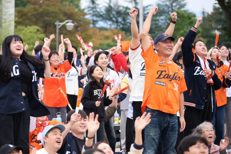 18일 오후 대전 국립중앙과학관 꿈이광장에서 대전시민들이 2025 KBO 프로야구 포스트시즌 플레이오프 1차전 삼성 라이온즈와 한화 이글스의 경기를 응원하고 있다.
