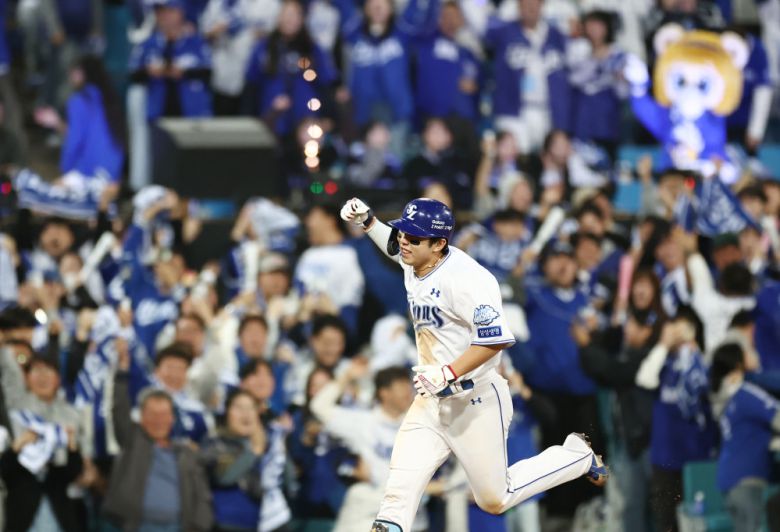 22일 대구삼성라이온즈파크에서 열린 2025 KBO 포스트시즌 플레이오프 한화 이글스 대 삼성 라이온즈 4차전. 7회 말 1사 1,2루 때 삼성 김영웅이 3점 홈런을 친 후 그라운드를 달리고 있다.