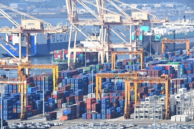 경기도 평택항에 수출입 컨테이너가 쌓여있다.