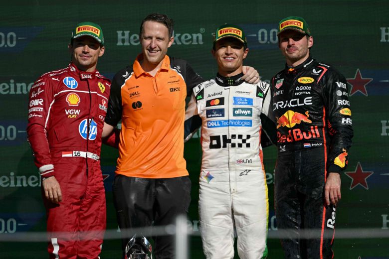 26일(현지시간) 멕시코시티 에르마노스 로드리게스 서킷에서 열린 포뮬러원(F1) 멕시코시티 그랑프리 경기 후 시상식에서 맥라렌의 란도 노리스(오른쪽 두 번째)가 우승을 차지한 뒤 페라리의 샤를 르클레르(왼쪽), 맥라렌의 엔지니어 윌 조지프(오른쪽), 레드불 레이싱의 맥스 페르스타펜(맨 오른쪽)과 함께 포디움에서 기념사진을 촬영하고 있다.