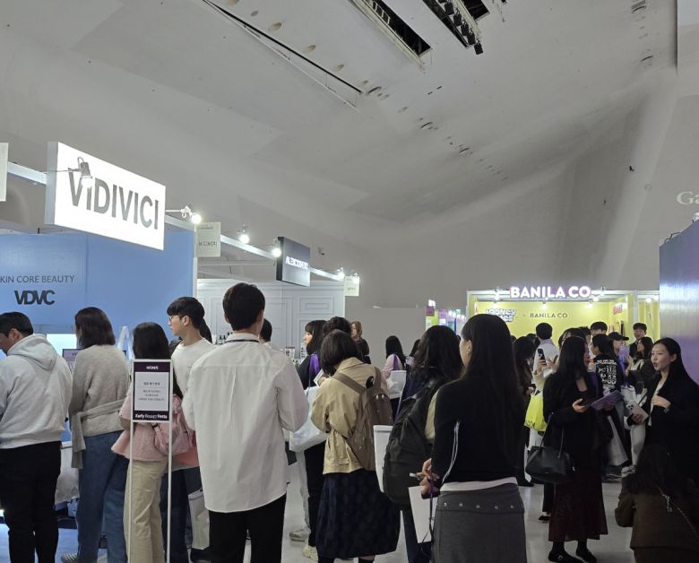30일부터 내달 2일까지 진행되는 컬리뷰티페스타 2025 관람객들이 비디비치 부스를 방문하기 위해 줄을 서 있다.