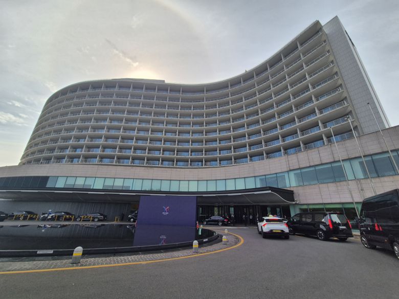 30일 경북 경주시 라한셀렉트 호텔 전경. 호텔 주변에는 경비가 강화되어 삼엄한 분위기가 감돌고 있다.