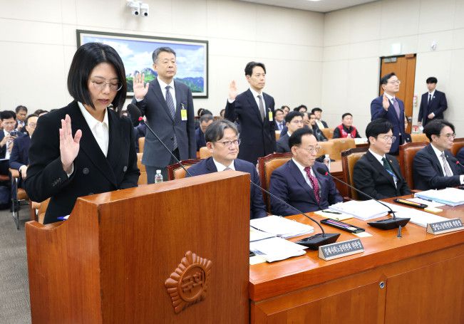 30일 국회 기후에너지환경고용노동위원회에서 열린 종합감사에서 김기원 한국맥도날드 대표이사를 비롯한 증인들이 선서를 하고 있다. (왼쪽부터) 김 대표이사와 김광일 MBK파트너스 부회장, 황순배 네이버 인사총괄, 그리고 강인석 이마트 지원본부장 겸 노사협력담당.
