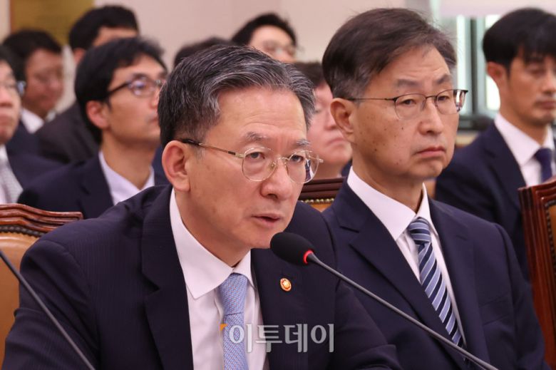 정성호 법무부 장관이 30일 서울 여의도 국회 법제사법위원회에서 열린 종합감사에서 의원 질의에 답하고 있다. 고이란 기자 photoeran@