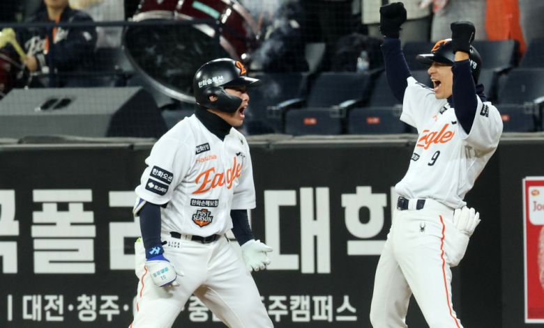 30일 대전한화생명볼파크에서 열린 2025 프로야구 KBO리그 포스트시즌 한국시리즈 4차전 LG 트윈스와 한화 이글스의 경기. 7회말 2사 2, 3루 때 한화 문현빈이 2타점 적시타를 쳐낸 뒤 환호하고 있다.