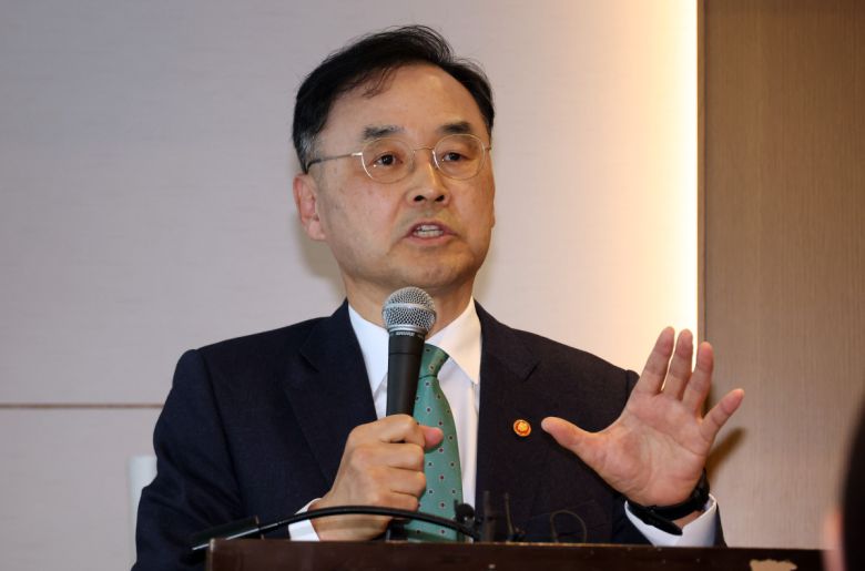 차정인 국가교육위원장이 3일 세종시 코트야드 바이 메리어트 세종에서 열린 '국가교육위원장-교육기자 간담회'에서 발언하고 있다.