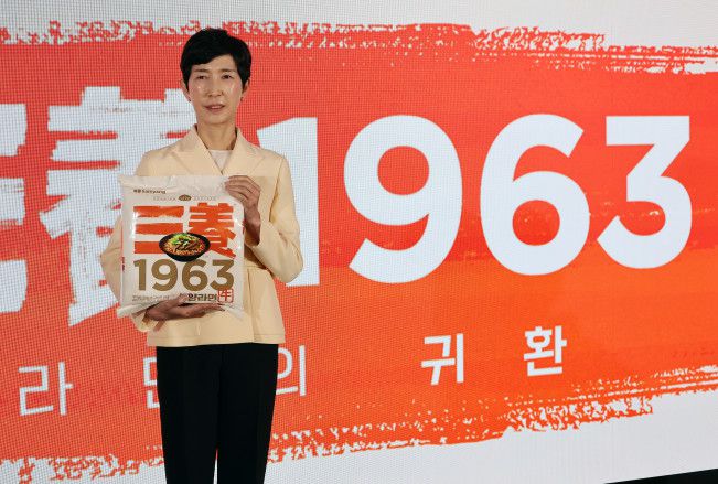 김정수 삼양식품 부회장이 3일 서울 중구 보코서울명동 호텔에서 열린 삼양식품 신제품 출시 발표회에서 우지 유탕으로 만든 삼양 1963을 소개하고 있다.