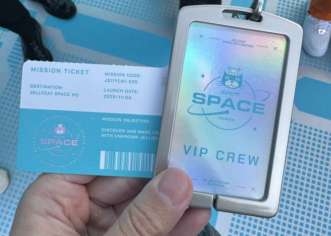 젤리캣 스페이스 팝업스토어에 입장할 수 있는 티켓과 명찰.