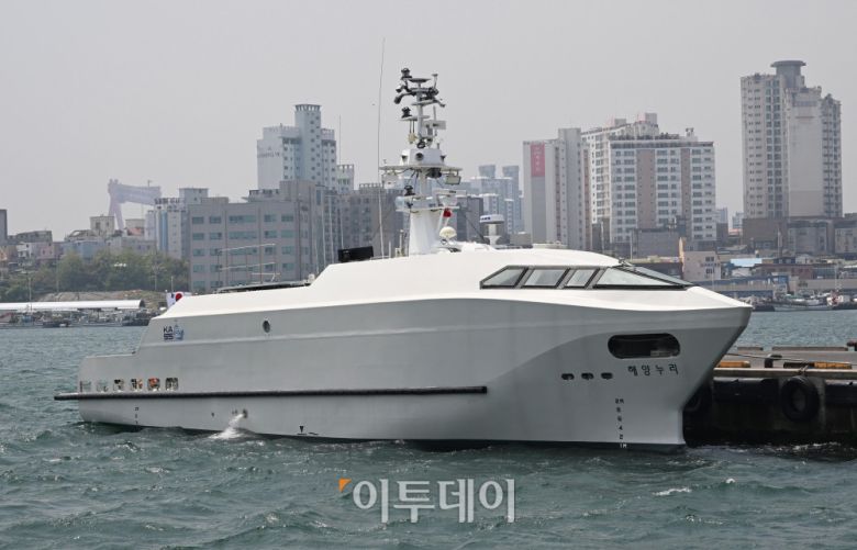 해군 상용무인체계 동원 검증훈련이 진행된 5월 13일 울산 일산항 해역에 선박해양플랜트연구소의 69톤급 자율운항선박인 해양누리호가 정박하고 있다.