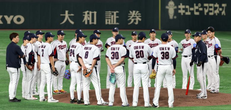 야구대표팀 이동욱 코치와 선수단이 13일 일본 도쿄돔에서 열린 첫 훈련에서 대화하고 있다.