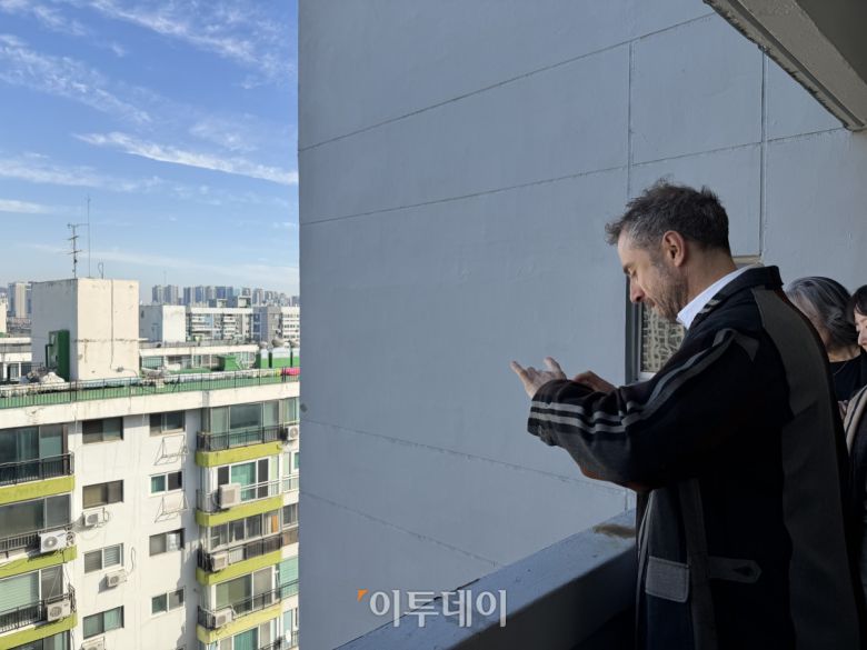 여의도대교아파트 재건축 설계를 맡은 토마스 헤더윅이 단지 내부를 둘러보고 있다.