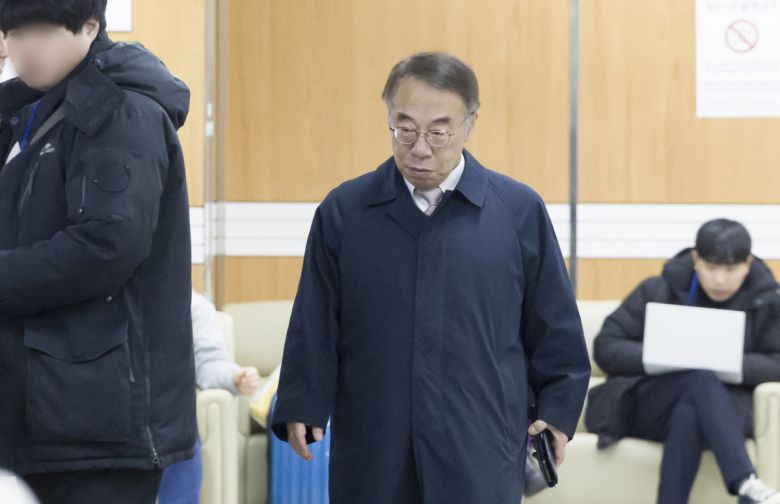 '사법농단' 의혹으로 1심에서 징역형 집행유예를 선고받은 임종헌 전 법원행정처 차장이 27일 서울 서초구 서울고등법원에서 열린 직권남용 권리행사 방해 등 혐의 항소심 선고 공판에 출석하고 있다.