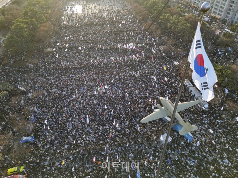 윤석열 대통령에 대한 탄핵소추안 재표결이 열리는 14일 서울 영등포구 국회의사당 앞에서 윤석열 즉각 퇴진·사회대개혁 비상행동 주최로 열린 집회에서 시민들이 구호를 외치고 있다.