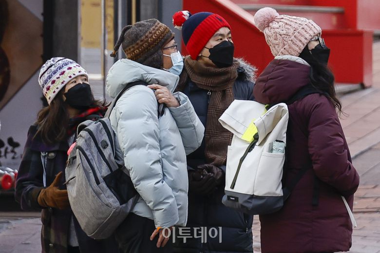 서울 중구 명동거리에서 두꺼운 외투와 방한용품으로 무장한 외국인 관광객들이 발걸음을 재촉하고 있다.