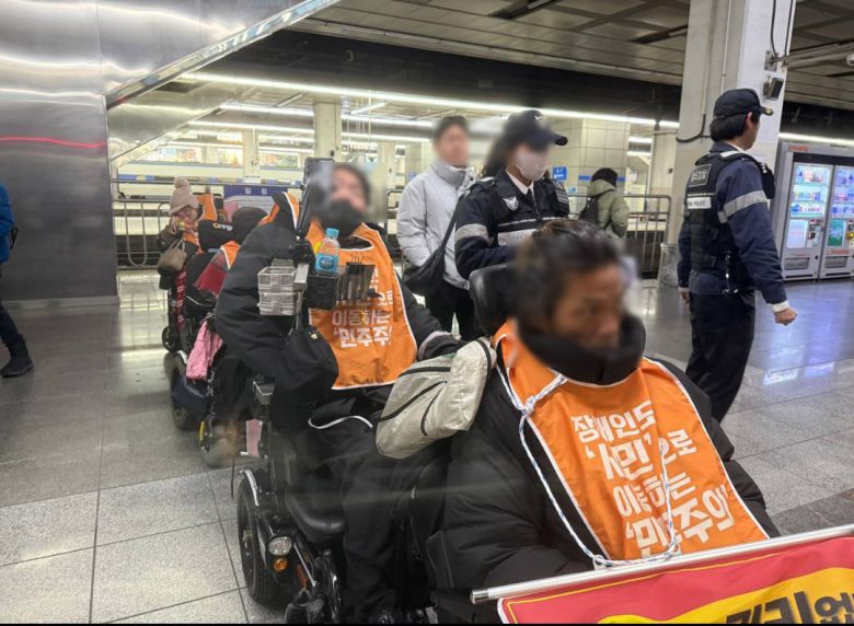 서울 지하철 5호선 광화문역, 전장연 시위…출근길 혼잡 예고