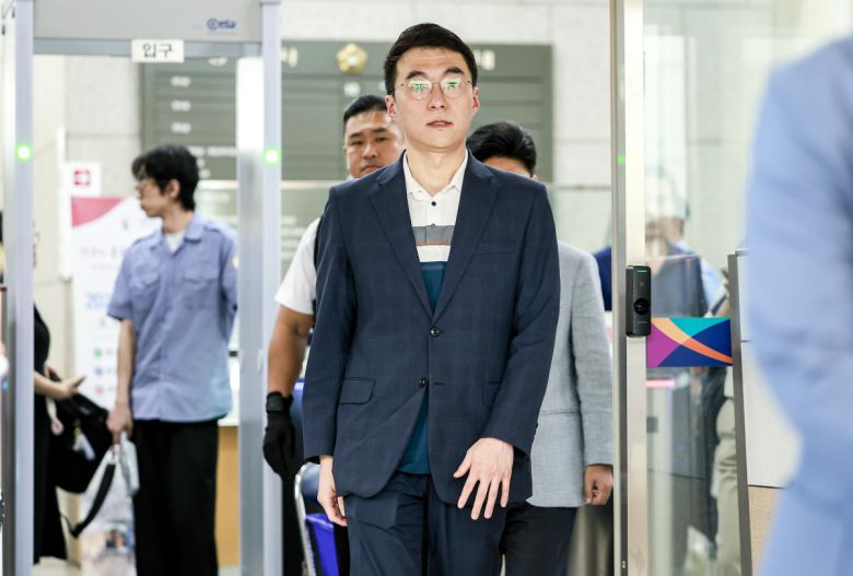 '허위 재산 신고'로 재판에 넘겨진 김남국 대통령실 국민디지털소통비서관이 21일 서울 양천구 서울남부지방법원에서 열린 항소심 선고를 마친 뒤 법원을 나오고 있다. 이날 서울남부지법 형사항소3-1부(임선지 조규설 유환우 부장판사)는 위계공무집행방해 혐의로 기소된 김 비서관에 대해 1심과 같이 무죄를 선고했다. 2025.08.21.