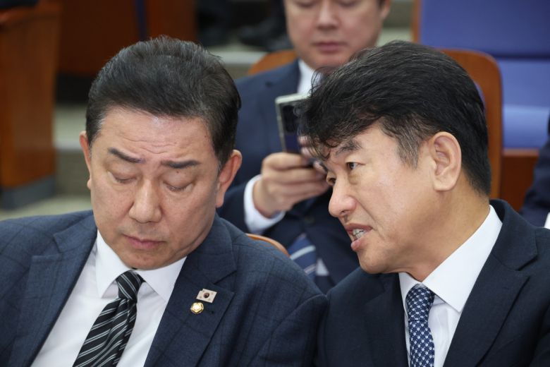 김병기 더불어민주당 원내대표가 13일 오전 서울 여의도 국회에서 열린 의원총회에서 문진석 원내운영수석부대표와 대화하고 있다. 2025.11.13.