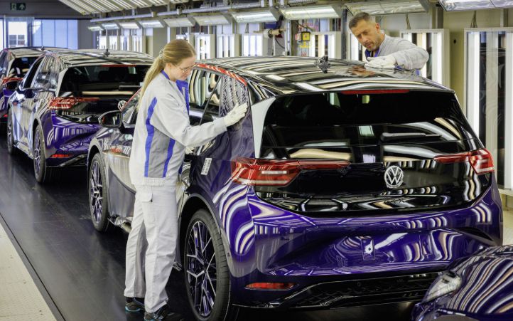 EU가 자동차를 포함한 산업 소비재의 부품을 최대 70%가지 유럽산으로 채우는 산업촉진법을 검토 중인 것으로 알려졌다. 사진은 독일 드레스덴에 자리한 폭스바겐 투명유리공장에서 전기차 ID.3가 생산되는 모습.