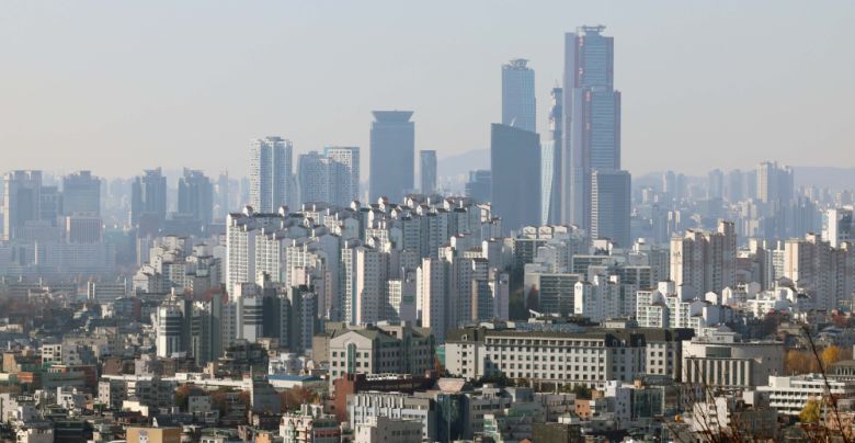 서울 남산에서 바라본 아파트 단지. 신태현 기자 holjjak@