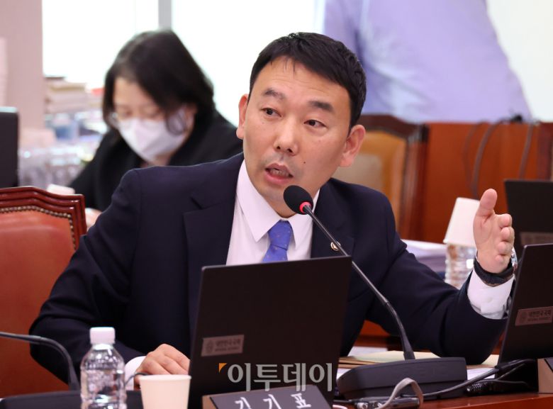 12일 서울 여의도 국회에서 열린 법제사법위원회 전체회의에서 김용민 더불어민주당 간사가 발언을 하고 있다. 사진=고이란 기자 photoeran@