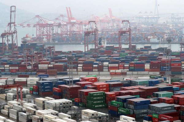 부산항 신선대부두에 수출입 화물이  쌓여 있다.