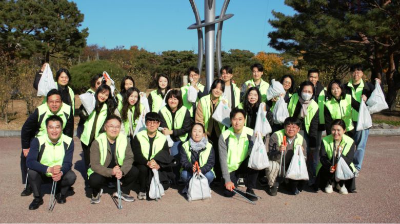 NH-아문디(Amundi)자산운용 임직원들이 지난달 서울 여의도 한강공원에서 플로깅 활동을 실시하며 기념촬영을 하고 있다. 사진=NH-아문디자산운용
