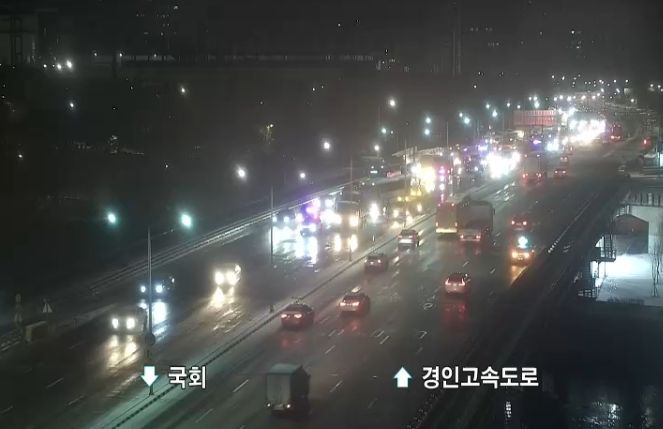 블랙아이스 사고 위험 재난문자 발송, 전날 기습폭설에 빙판길…출근길 추돌사고 잇따라