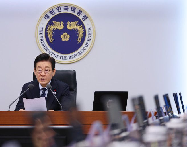 이재명 대통령이 4일 용산 대통령실에서 열린 수석보좌관회의를 주재하고 있다.
